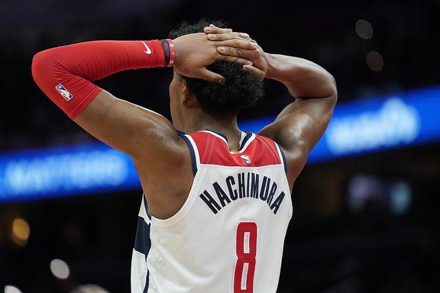 NBA名记曝光詹姆斯离开湖人惊人内情：赛季末曾一心留队，最后心态彻底反转